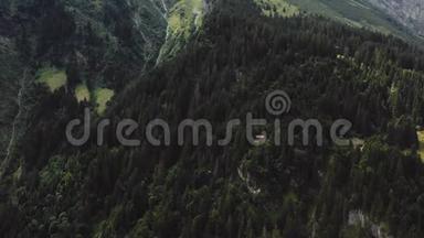 在瑞士阿尔卑斯山脉的山林中，无人机在一个小而隐蔽的漂亮的<strong>小木屋</strong>里快速地靠近。